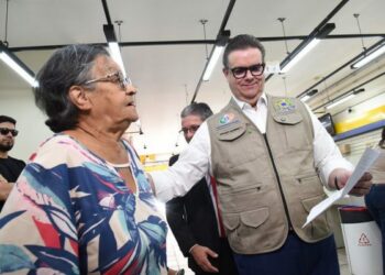 Aposentados e pensionistas do INSS já começaram a receber valores de descontos indevidos. Atendimento para adesão ao ressarcimento ocorre nas agências dos Correios até novembro.