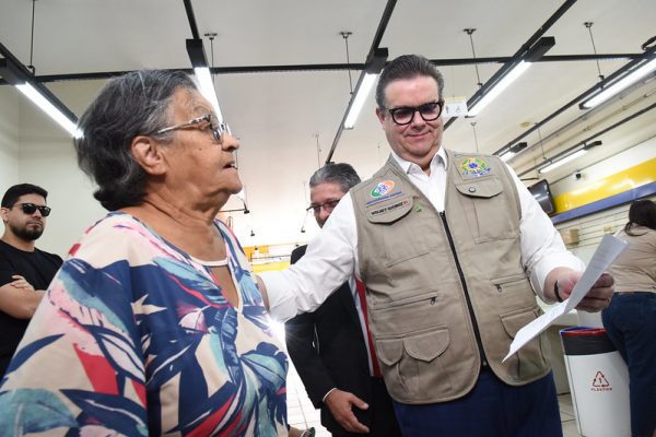 Aposentados e pensionistas do INSS já começaram a receber valores de descontos indevidos. Atendimento para adesão ao ressarcimento ocorre nas agências dos Correios até novembro.