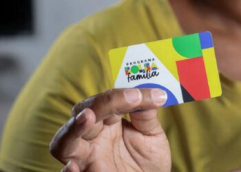 Nova portaria do Ministério do Desenvolvimento Social amplia os grupos prioritários para ingresso no Bolsa Família. Medida inclui famílias com pessoas em situação de rua, risco social e insegurança alimentar. Mudança passa a valer na folha de pagamento de julho.