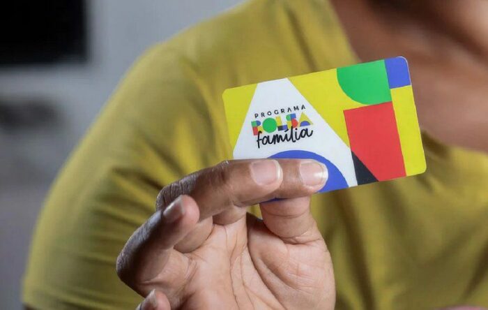 Nova portaria do Ministério do Desenvolvimento Social amplia os grupos prioritários para ingresso no Bolsa Família. Medida inclui famílias com pessoas em situação de rua, risco social e insegurança alimentar. Mudança passa a valer na folha de pagamento de julho.