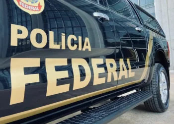 Polícia Federal realiza a Operação Underhand para apurar fraudes em licitações e contratos públicos. R$ 54,6 milhões foram bloqueados. Ações ocorreram no Ceará e no Distrito Federal.