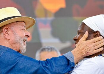 Lula reage à guerra tarifária de Trump e defende soberania brasileira. “Ninguém respeita quem não se respeita”, afirmou em Minas Gerais.