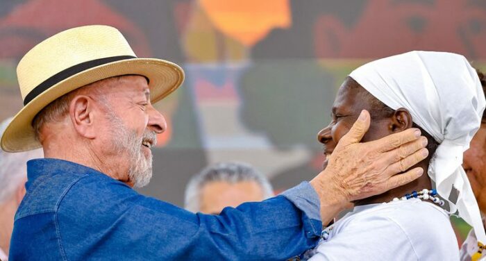 Lula reage à guerra tarifária de Trump e defende soberania brasileira. “Ninguém respeita quem não se respeita”, afirmou em Minas Gerais.