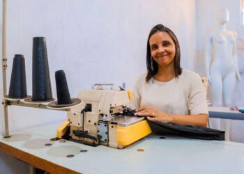 Beneficiária do Bolsa Família há 16 anos, costureira usa crédito do Programa Acredita para modernizar seu ateliê e inicia trajetória como empreendedora em Caruaru (PE).