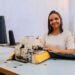 Beneficiária do Bolsa Família há 16 anos, costureira usa crédito do Programa Acredita para modernizar seu ateliê e inicia trajetória como empreendedora em Caruaru (PE).