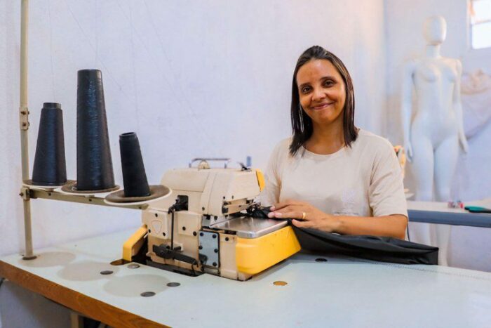 Beneficiária do Bolsa Família há 16 anos, costureira usa crédito do Programa Acredita para modernizar seu ateliê e inicia trajetória como empreendedora em Caruaru (PE).