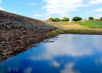 Recuperação da Barragem Manuel Balbino, em Caririaçu (CE), é finalizada com investimento do Novo PAC. Intervenções aumentam segurança hídrica no Cariri cearense.