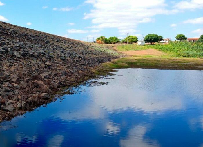 Recuperação da Barragem Manuel Balbino, em Caririaçu (CE), é finalizada com investimento do Novo PAC. Intervenções aumentam segurança hídrica no Cariri cearense.