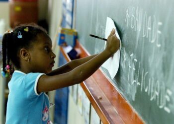 Brasil registra 59,2% de crianças alfabetizadas até o 2º ano do ensino fundamental em 2024, segundo MEC. Resultado se aproxima da meta nacional de 60%. Veja os dados por estado
