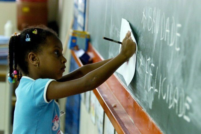Brasil registra 59,2% de crianças alfabetizadas até o 2º ano do ensino fundamental em 2024, segundo MEC. Resultado se aproxima da meta nacional de 60%. Veja os dados por estado