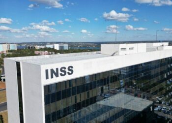 Governo inicia pagamentos a aposentados prejudicados por descontos indevidos no INSS. Adesão ao acordo segue aberta e pode ser feita pelo Meu INSS ou Correios.