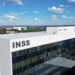 Governo inicia pagamentos a aposentados prejudicados por descontos indevidos no INSS. Adesão ao acordo segue aberta e pode ser feita pelo Meu INSS ou Correios.