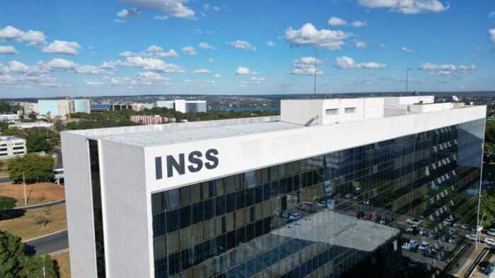 Governo inicia pagamentos a aposentados prejudicados por descontos indevidos no INSS. Adesão ao acordo segue aberta e pode ser feita pelo Meu INSS ou Correios.