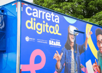 Mais de 6 mil estudantes da rede pública foram capacitados pela Carreta Digital em 2025. Ação leva aulas gratuitas de tecnologia a jovens em situação de vulnerabilidade.