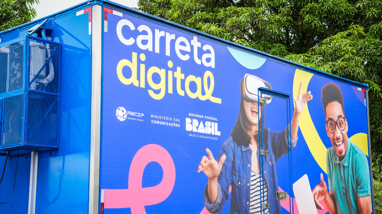 Mais de 6 mil estudantes da rede pública foram capacitados pela Carreta Digital em 2025. Ação leva aulas gratuitas de tecnologia a jovens em situação de vulnerabilidade.