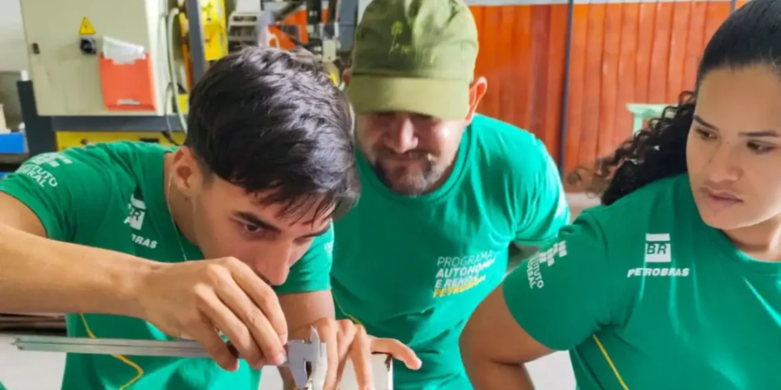 Petrobras tem dificuldade para contratar profissionais qualificados e aposta em parcerias e salários atrativos para atrair trabalhadores de volta ao setor. Plano prevê 38 mil novas vagas diretas e indiretas no RJ até 2029.