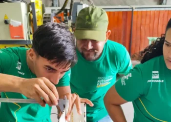 Petrobras tem dificuldade para contratar profissionais qualificados e aposta em parcerias e salários atrativos para atrair trabalhadores de volta ao setor. Plano prevê 38 mil novas vagas diretas e indiretas no RJ até 2029.