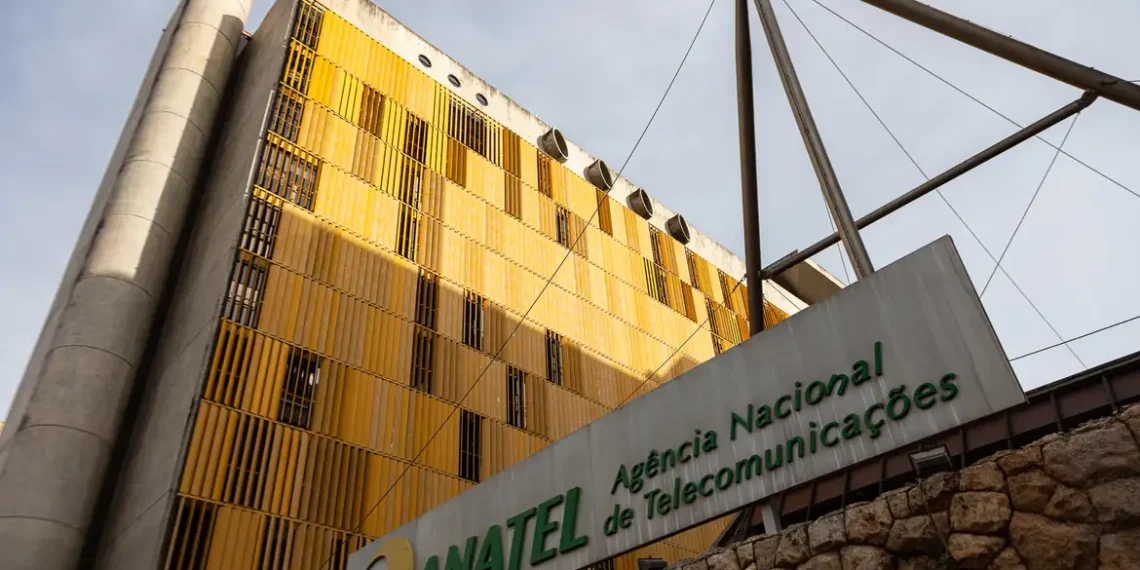 Anatel suspende dispensa de outorga para pequenos provedores de internet e exige regularização até 25 de outubro de 2025. Medida busca coibir uso de empresas como fachada para tráfico e milícia, especialmente no Rio de Janeiro.