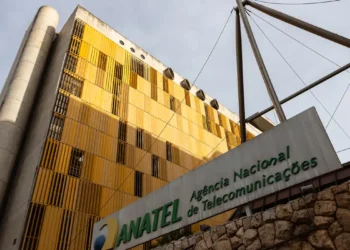 Anatel suspende dispensa de outorga para pequenos provedores de internet e exige regularização até 25 de outubro de 2025. Medida busca coibir uso de empresas como fachada para tráfico e milícia, especialmente no Rio de Janeiro.