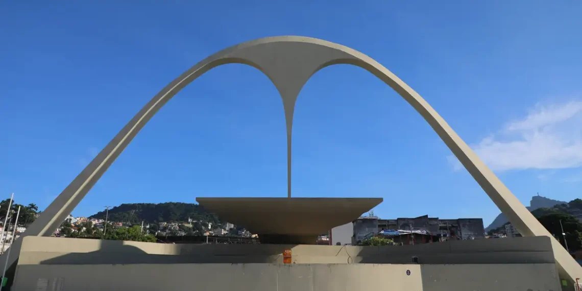 Tribunal de Justiça do RJ dá cinco dias para Alerj e governo estadual se manifestarem sobre ação que pede suspensão da lei que transfere gestão do Sambódromo do Rio para o estado.