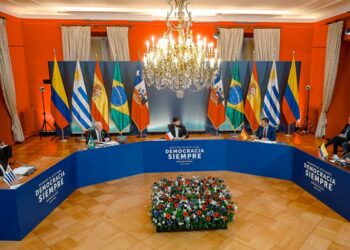 Lula participa de reunião no Chile com líderes da América Latina e Europa para debater democracia, desigualdade e combate à desinformação.