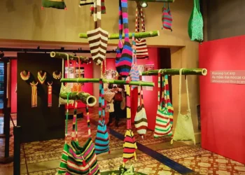 Exposição no Museu de Folclore Edison Carneiro, no Rio, apresenta artesanato em fibra de embaúba feito por mulheres Maxakali. Evento destaca resistência cultural, reflorestamento e luta por reparação.