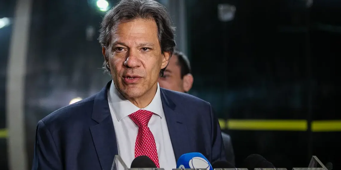 Fernando Haddad nega crise entre Executivo e Congresso após ação no STF para manter decreto que aumentou IOF. Governo busca recompor receitas e cumprir arcabouço fiscal.