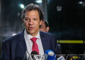 Fernando Haddad nega crise entre Executivo e Congresso após ação no STF para manter decreto que aumentou IOF. Governo busca recompor receitas e cumprir arcabouço fiscal.