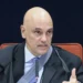 Alexandre de Moraes adverte Bolsonaro por violar medida que proíbe uso de redes sociais. Ministro do STF ameaça decretar prisão preventiva se houver novo descumprimento.