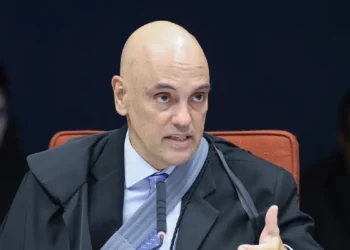Alexandre de Moraes decide manter a prisão do general Mário Fernandes, acusado de envolvimento em plano golpista. Militares e aliados de Bolsonaro são investigados por conspirar contra a democracia.