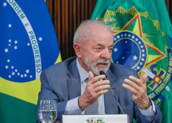Lula participa de reunião no Chile com líderes da Colômbia, Espanha e Uruguai para debater democracia, desigualdade e desinformação.