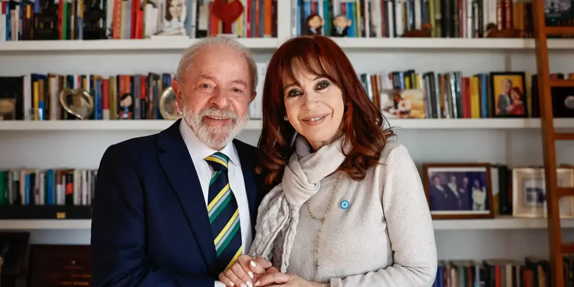 Lula visita Cristina Kirchner em prisão domiciliar na Argentina. Presidente presta apoio à ex-mandatária condenada por corrupção e reafirma amizade e solidariedade.