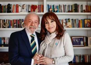 Lula visita Cristina Kirchner em prisão domiciliar na Argentina. Presidente presta apoio à ex-mandatária condenada por corrupção e reafirma amizade e solidariedade.