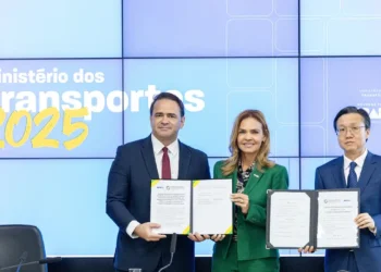 Governo e China assinam memorando para estudos de integração da Fiol, Fico e FNS com a Ferrovia Bioceânica até o porto de Chancay. Projeto faz parte do programa Rotas de Integração Sul‑Americana.