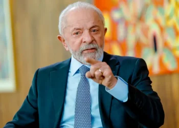 Durante entrevista à CNN Internacional, Lula afirma que o Brasil não aceitará imposições dos EUA como a tarifa de Trump e defende diálogo com respeito. Presidente também critica interferência nos assuntos internos e defende diplomacia para evitar retaliações.