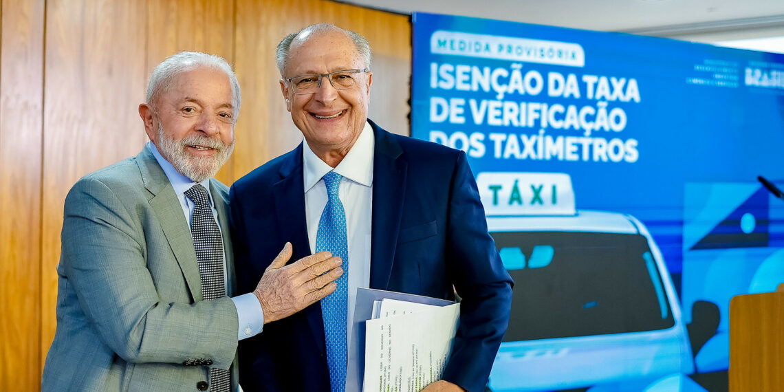 Medida provisória assinada por Lula isenta taxistas da taxa de verificação de taxímetros, reduzindo custos e burocracia. Benefício pode gerar economia de R$ 9 milhões por ano.