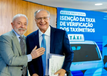 Medida provisória assinada por Lula isenta taxistas da taxa de verificação de taxímetros, reduzindo custos e burocracia. Benefício pode gerar economia de R$ 9 milhões por ano.