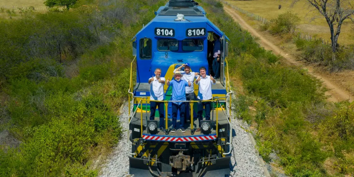 Governo destina R$ 1,4 bilhão para concluir obras da Ferrovia Transnordestina. Lula promete entrega até 2026 e início da operação ainda este ano. Projeto deve gerar até R$ 7 bilhões ao PIB do Semiárido.
