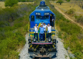 Governo destina R$ 1,4 bilhão para concluir obras da Ferrovia Transnordestina. Lula promete entrega até 2026 e início da operação ainda este ano. Projeto deve gerar até R$ 7 bilhões ao PIB do Semiárido.