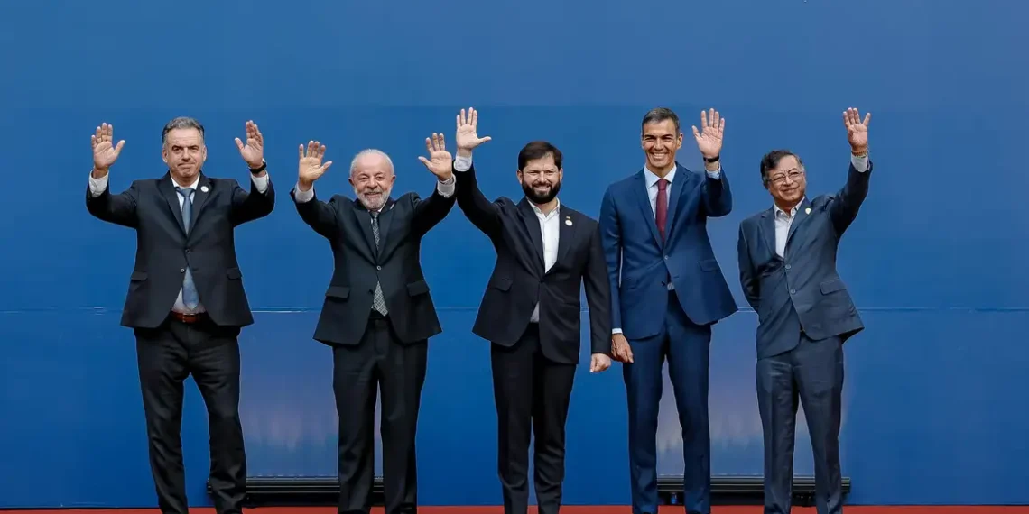 Lula afirma, no Chile, que a democracia precisa da participação cidadã, combate à desigualdade e regulação das plataformas digitais. Evento reúne líderes da América Latina e Europa.