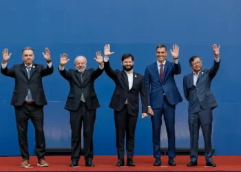Lula afirma, no Chile, que a democracia precisa da participação cidadã, combate à desigualdade e regulação das plataformas digitais. Evento reúne líderes da América Latina e Europa.