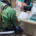 Advogados são presos na Operação Entre Lobos por fraudar mais de mil idosos. Esquema pode ter desviado até R$ 32 milhões com contratos judiciais fraudulentos.
