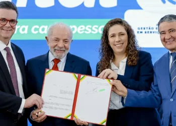 Governo exige biometria para acessar benefícios sociais e acelera emissão da nova Carteira de Identidade Nacional. Decreto de Lula regulamenta uso digital e governança de dados.