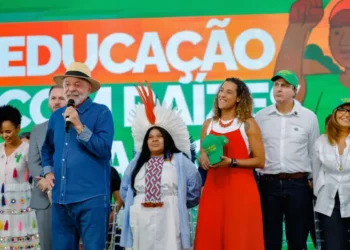 Durante evento em Minas Gerais, Lula afirmou que o Brasil está disposto a negociar tarifas com os EUA, mas que Donald Trump se recusa a dialogar. Presidente também ironizou postura do norte-americano e criticou falas sobre a Justiça brasileira.