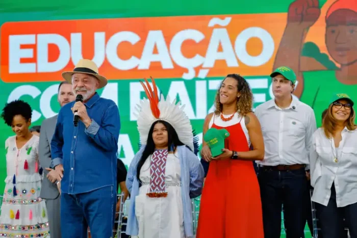 Durante evento em Minas Gerais, Lula afirmou que o Brasil está disposto a negociar tarifas com os EUA, mas que Donald Trump se recusa a dialogar. Presidente também ironizou postura do norte-americano e criticou falas sobre a Justiça brasileira.