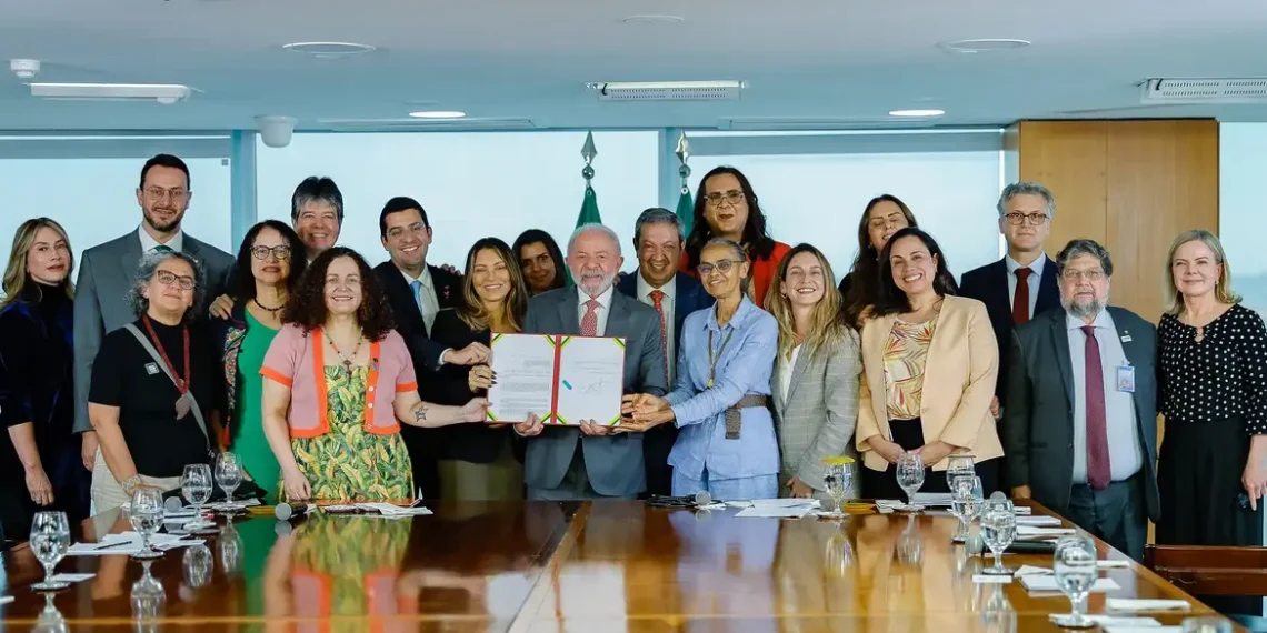 Lei sancionada por Lula proíbe testes em animais para cosméticos e produtos de higiene no Brasil. Governo terá dois anos para garantir métodos alternativos e fiscalização.