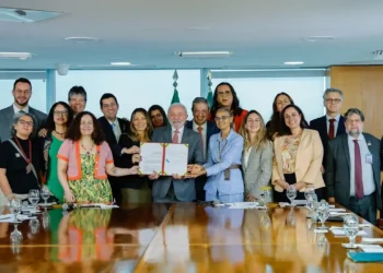 Lei sancionada por Lula proíbe testes em animais para cosméticos e produtos de higiene no Brasil. Governo terá dois anos para garantir métodos alternativos e fiscalização.