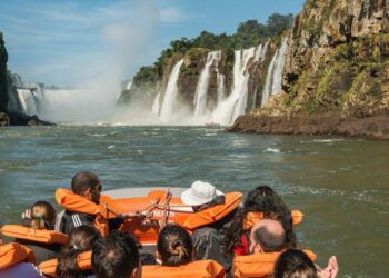 Brasil recebe 5,3 milhões de turistas internacionais no primeiro semestre de 2025, crescimento de 48% ante 2024. País lidera ranking da ONU Turismo na América Latina.
