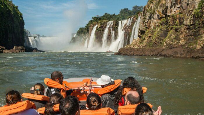 Brasil recebe 5,3 milhões de turistas internacionais no primeiro semestre de 2025, crescimento de 48% ante 2024. País lidera ranking da ONU Turismo na América Latina.