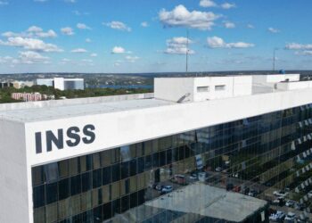 Ministério da Previdência e INSS explicam como aposentados e pensionistas devem solicitar o ressarcimento de descontos indevidos. Acordo foi homologado pelo STF e permite devolução sem ação judicial.